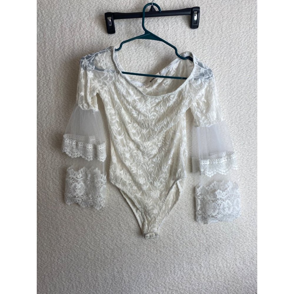 Monaco Bodysuit White Lace ng Sleeves With Flowing Long Sleeves Size Medium